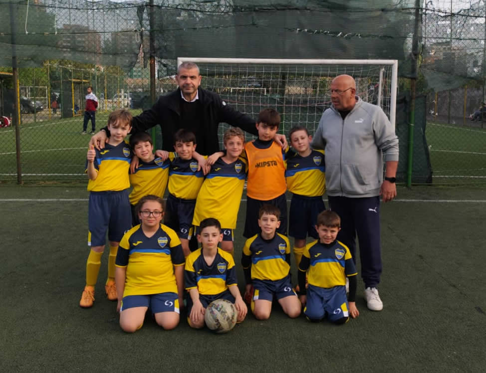 Squadra di calcio bambini con allenatori